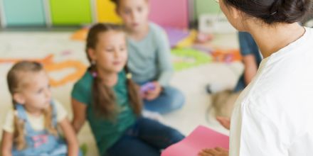 À Roubaix, une éducatrice spécialisée vient en aide à une école maternelle REP