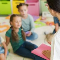 À Roubaix, une éducatrice spécialisée vient en aide à une école maternelle REP